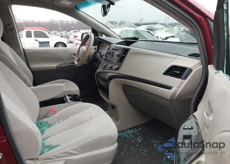 2011 Toyota Sienna Le V6 z USA, uszkodzony, nr VIN 5TDKK3DC9BS002323